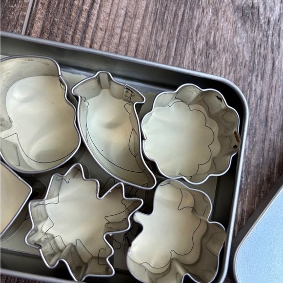 Pampered Chef Creative Mini Cookie Cutters (8) Set in Tin Fruit Cheese - Picture 4 of 4